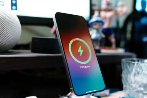 鄄城苹果15换屏服务分享用什么充电器给iPhone15充电更好 